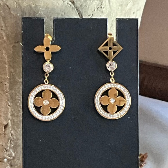 Elegant Gold and Crystal Drop Earrings - Picture 9 of 10